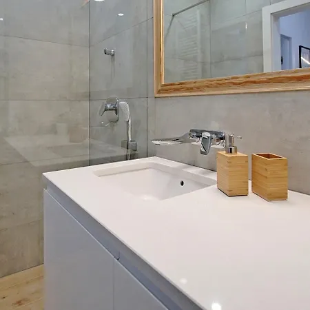 Center - Riverside By Apartmore *