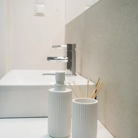 Center - Riverside By Apartmore *